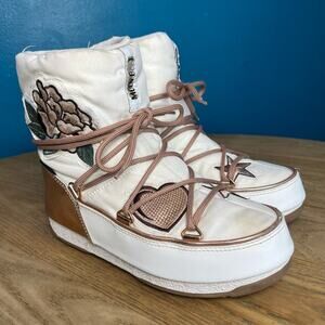 Moon Boot Peace & Love WP Snow Mini Boots Waterproof White Pink Women’s Size 6